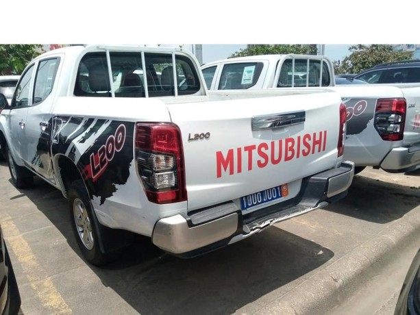 mitsubishi-l200-essence-big-0