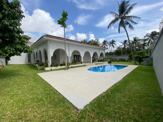 Cocody ambassades location Villa basse de 7 pièces sur 1300 m2
