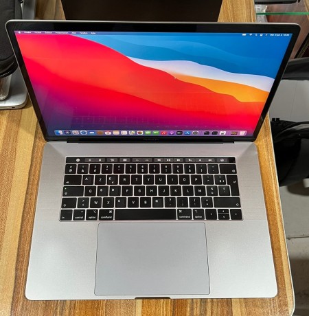 pc-macbook-pro-touch-bar-core-i9-big-2