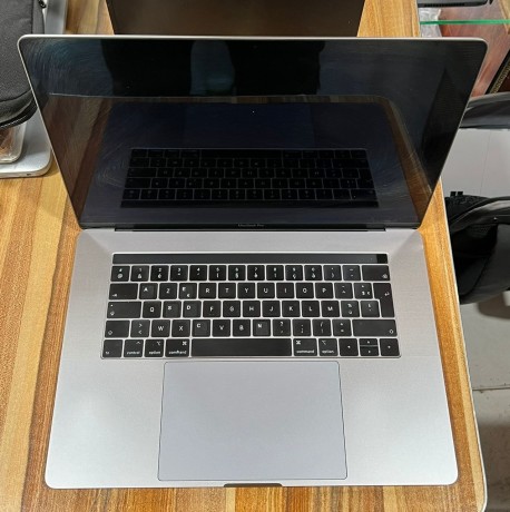 pc-macbook-pro-touch-bar-core-i9-big-1