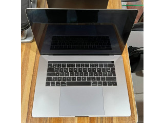 PC MacBook Pro Touch Bar Core i9 (Retina 15 pouce 2019)