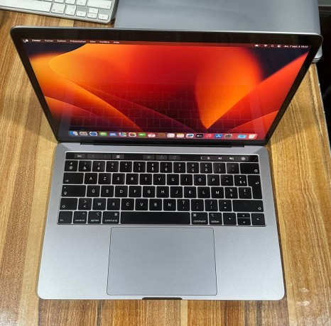 pc-macbook-pro-touch-bar-core-i5-big-1