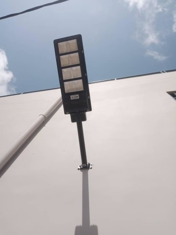 installation-de-lampadaires-solaires-big-1