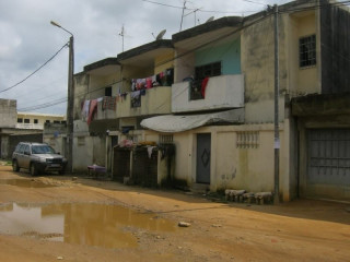 Yopougon Ananeraie, secteur Arouna Koné, immeuble r+1 (fondations r+3), 12 appartements, acd à la signature