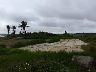 Cocody golf beach en bordure de la lagune et voie bitume vente terrain 3ha.