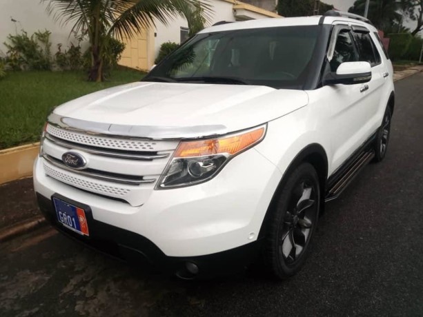 ford-explorer-limited-07-places-big-4