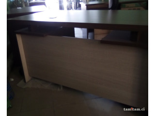 Table bureau confortable:Longeur=1M40, largeur=70,hauteur=76.